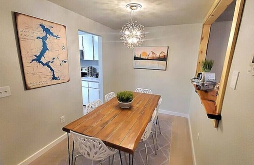 Coeur d'Alene House | Sanders Beach stylish downtown CDA getaway hot tub fire table bikes games