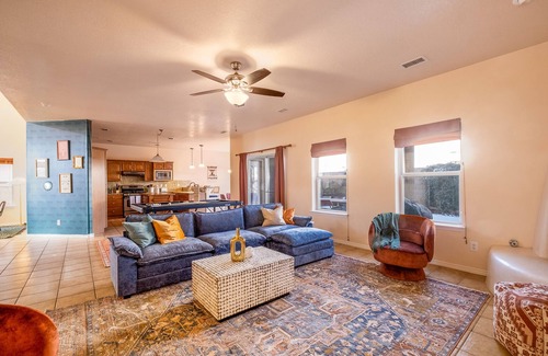 Nor Este House | Sandia Retreat: 6Br - 15min to airport - Games