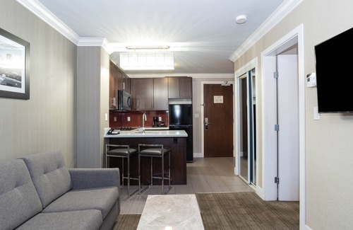 Southeast Calgary Hotel | Sandman Hotel & Suites Calgary South