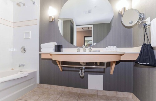 Richmond Hotel | Sandman Signature Vancouver Airport Hotel & Resort