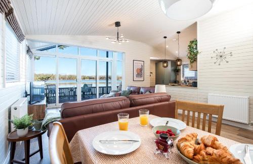 Carnforth Ski Chalet | Sandmartin Lodge a lakeshore haven at Pine Lake Resort