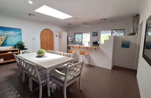 Traviston House | SandNSea - Only Steps to the beach -Pet Friendly Accommodation