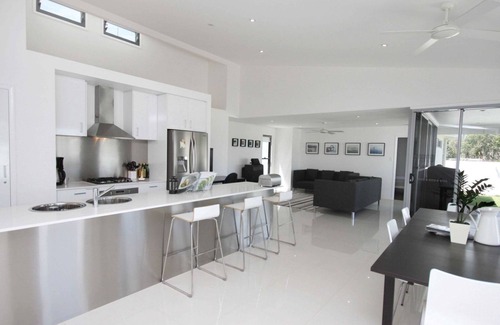 Mount Coolum House | SANDS BEACH HOUSE B - beachside/wifi/enclosed garden/outdoor shower