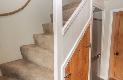 Frodsham Cabin | SANDSTONE COTTAGE, character holiday cottage, with a garden in Helsby