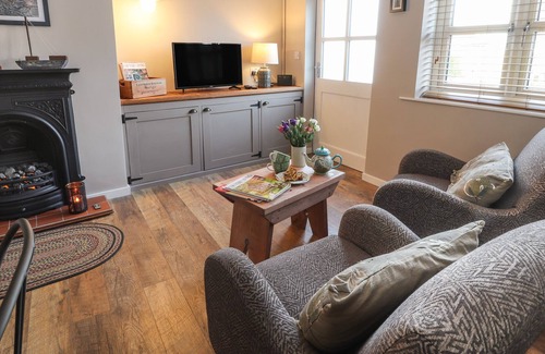 Frodsham Cabin | SANDSTONE COTTAGE, character holiday cottage, with a garden in Helsby