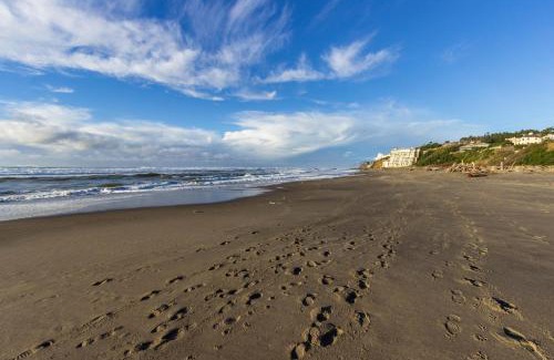 Lincoln City Apartment | Sandstone Point Hotel