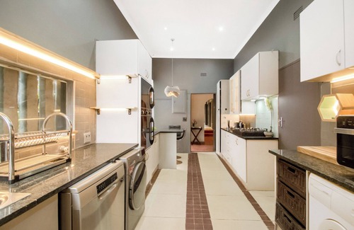 Greater Johannesburg Metropolitan Area House | Sandton Guesthouse 5Bedroom Sleeps 12 SwimmingPool