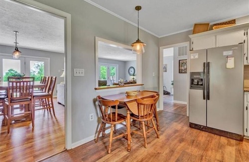 Huddleston House | SANDY BEACH & HOT TUB! Come Visit "Blue Lake Escape"!