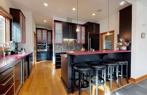 Huddleston House | Sandy Beach & Hot Tub! Iconic Mtn View! Come Visit "Sans Souci"!