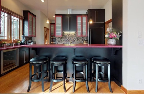Huddleston House | Sandy Beach & Hot Tub! Iconic Mtn View! Come Visit "Sans Souci"!