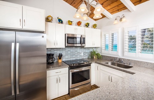 Laie House | ★ Sandy Beachfront Home ★ Kayak/Laundry/WiFi/Parking/AC.