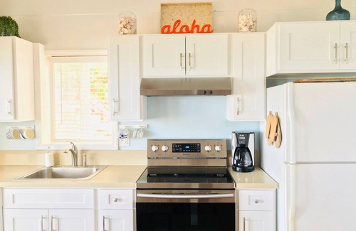 Hauula House | ★ Sandy Beachfront Home ★ Tiki Bar/Hot Tub/Bdrm AC/Kayaks/Laundry/Parking.