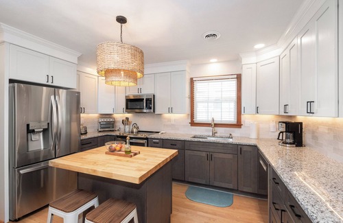 Fort Story Apartment | Sandy Bottom-2 min walk to beach! Cozy, 3-bedroom, 2nd floor North End duplex