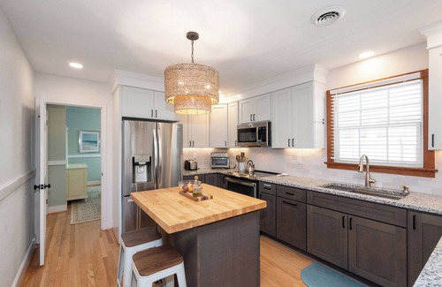 Fort Story Apartment | Sandy Bottom-2 min walk to beach! Cozy, 3-bedroom, 2nd floor North End duplex