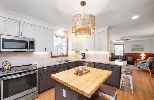 Fort Story Apartment | Sandy Bottom-2 min walk to beach! Cozy, 3-bedroom, 2nd floor North End duplex