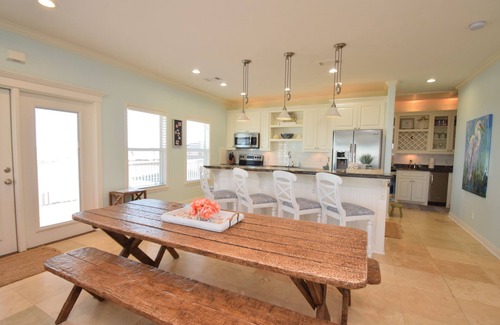 Crystal Beach Cabin | Sandy Bottoms~4 bedroom 2 bathroom~ steps away from the beach with great views!
