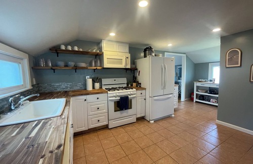 Lake Erie Beach House | Sandy Cheeks is perfect for your next family vacation! Walk to Lake Erie Beach.