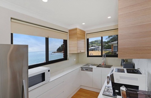 Avoca Beach Apartment | Sandy Cheeks - Sunny Beachfront Location