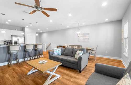 Crystal Beach House | Sandy Feet Retreat|Heart of Destin|Community Pool