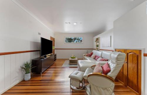 Toogoom House | Sandy Feet Retreat - Waterfront - 4BR - Smart TV - WiFi