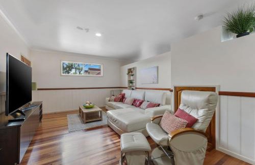 Toogoom House | Sandy Feet Retreat - Waterfront - 4BR - Smart TV - WiFi