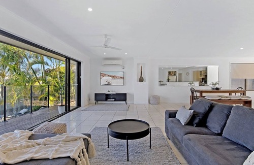Broadbeach Waters House | Sandy Point (Walk to Beach)