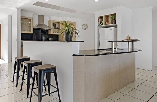 Broadbeach Waters House | Sandy Point (Walk to Beach)