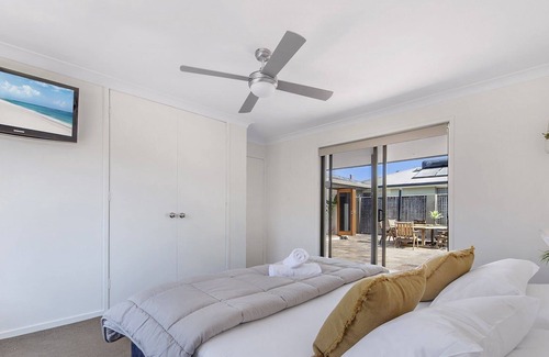 Broadbeach Waters House | Sandy Point (Walk to Beach)