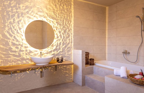 Ipsos Apartment | ⭐ Sandy Suite⭐ Elegant apt with Hot tub 10min walk to Ipsos Beach