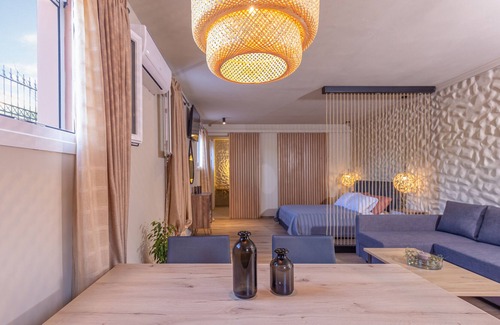 Ipsos Apartment | ⭐ Sandy Suite⭐ Elegant apt with Hot tub 10min walk to Ipsos Beach