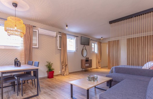 Ipsos Apartment | ⭐ Sandy Suite⭐ Elegant apt with Hot tub 10min walk to Ipsos Beach