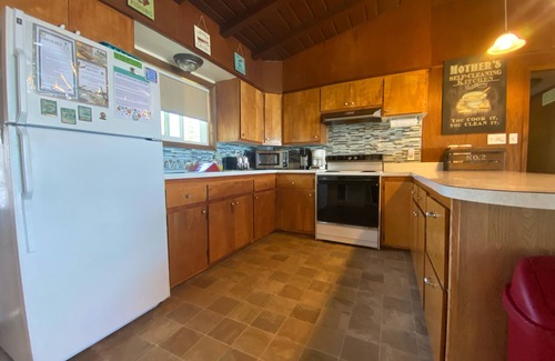 West Branch House | *SANDY SWIM-IN-BEACH* Lakefront π A/C included! 3BR West Branch, MI Getaway