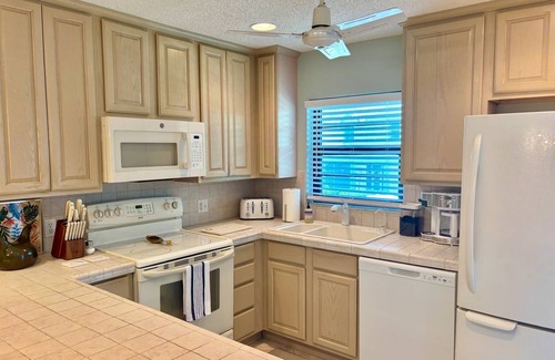 Indian River Shores Condo | Sandy Toes & Sunrise Views: Beachside Condo