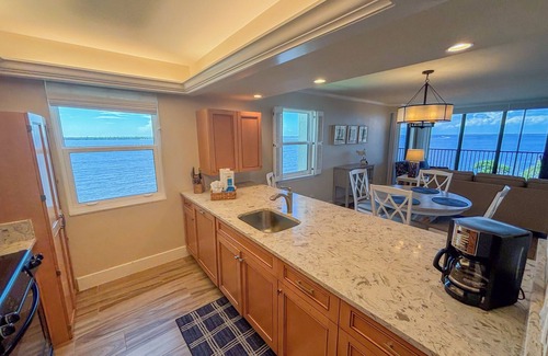 Punta Rassa Condo | Sanibel Harbour Resort Harbour Tower 317: Beautiful waterfront corner balcony