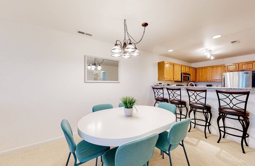Rehoboth Beach Condo | Sanibel Village condo with pools, tennis/pickleball, shared grill, & sunroom