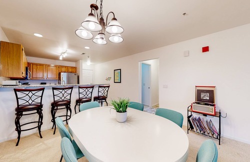 Rehoboth Beach Condo | Sanibel Village condo with pools, tennis/pickleball, shared grill, & sunroom