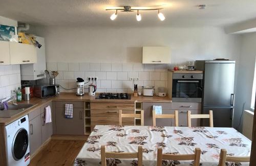 Borkheide Apartment | Sanierte möblierte Altbauwohnung am Waldrand für bis zu 6 Personen