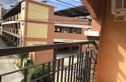 Pasig Condo | Sanitized, quite with 50mbps net, 42 inch tv & Netflix