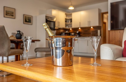 Flensburg Apartment | Sankt Hans - shower, TV, WLAN, washing machine, dryer, underground parking space
