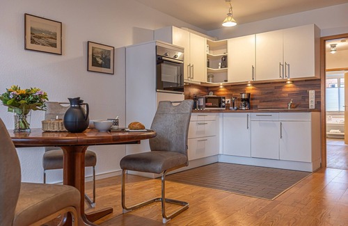 Flensburg Apartment | Sankt Hans - shower, TV, WLAN, washing machine, dryer, underground parking space