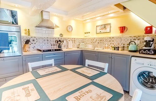 Villeneuve-la-Comtesse Cottage | Sans Souci Gites - Wisteria - 3 Stars