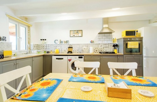 Villeneuve-la-Comtesse Cottage | Sans Souci Gites - Tournesols - 3 Stars