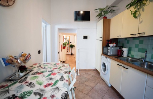 Santa Croce Apartment | SANTA CROCE GARDEN APARTMENT, 2 BEDROOMS, PATIO, FREE WI-FI