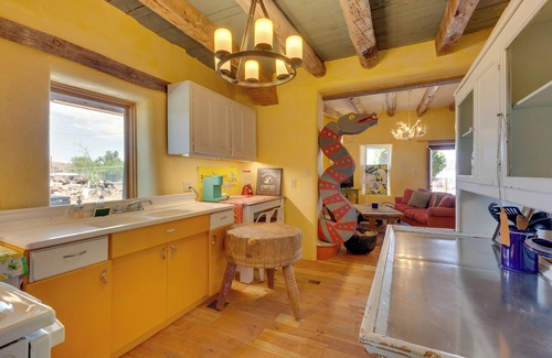 Santa Cruz Cottage | Santa Cruz Home w/Mountain Views!