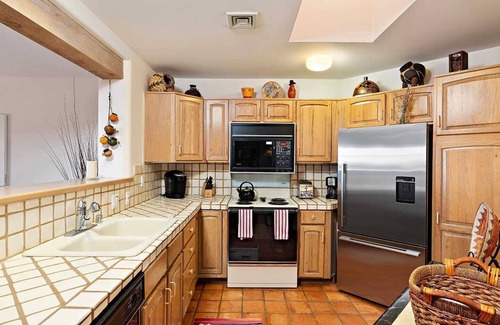 Quail Run Condo | Santa Fe Penthouse Escape: Golf Course, Pool, Hot Tub & Mountain Views Await!