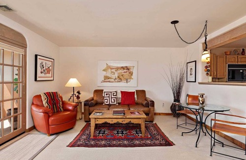 Quail Run Condo | Santa Fe Penthouse Escape: Golf Course, Pool, Hot Tub & Mountain Views Await!