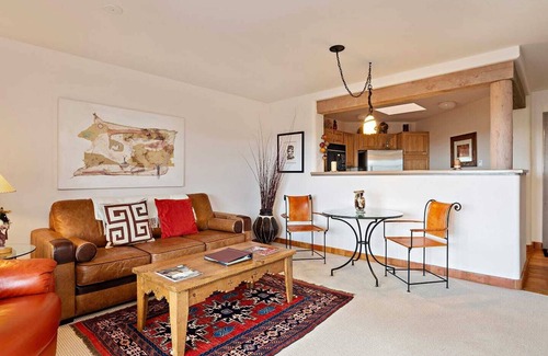Quail Run Condo | Santa Fe Penthouse Escape: Golf Course, Pool, Hot Tub & Mountain Views Await!