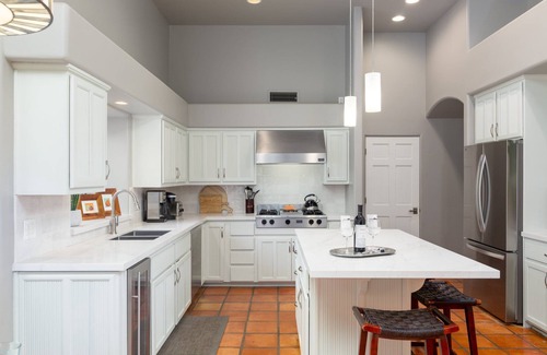 Happy Valley Ranch House | Santa Fe-Style Modern Home has Tennis/Pickleball/Basketball/Pool/Spa/BBQ