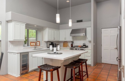 Happy Valley Ranch House | Santa Fe-Style Modern Home has Tennis/Pickleball/Basketball/Pool/Spa/BBQ