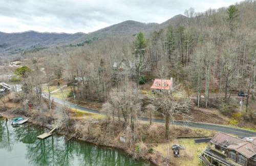 Robbinsville House | Santeetlah Lake Retreat with Dock Walk to Water!